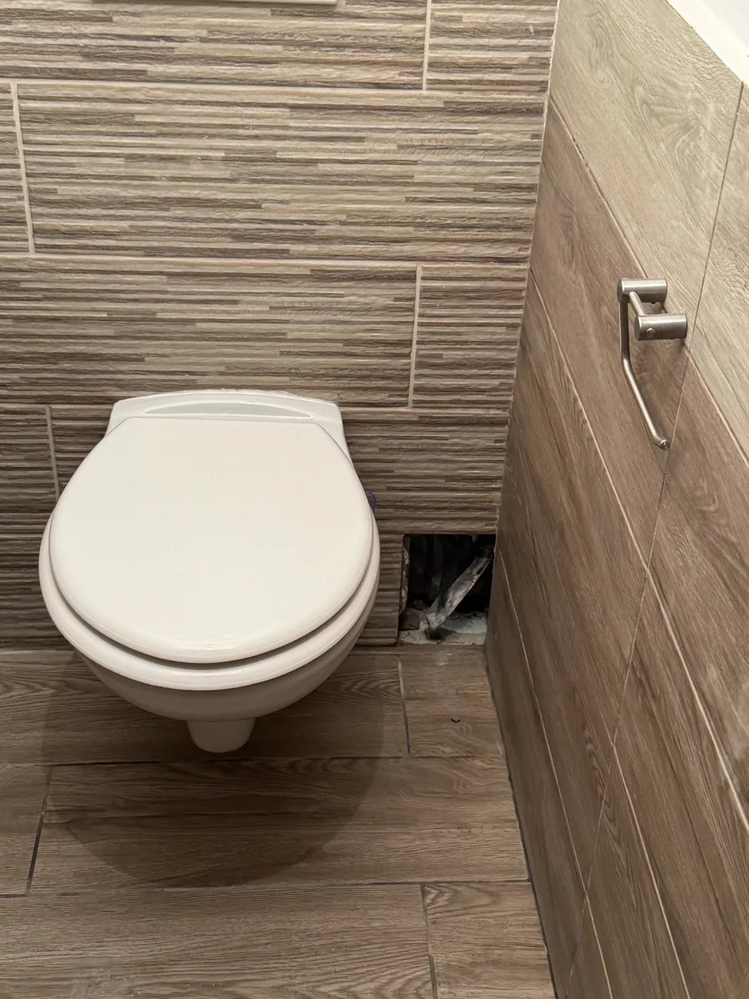 Falba épített WC tartály hibafeltárás bontás előtt – rejtett tartály hozzáférési pont ellenőrzése