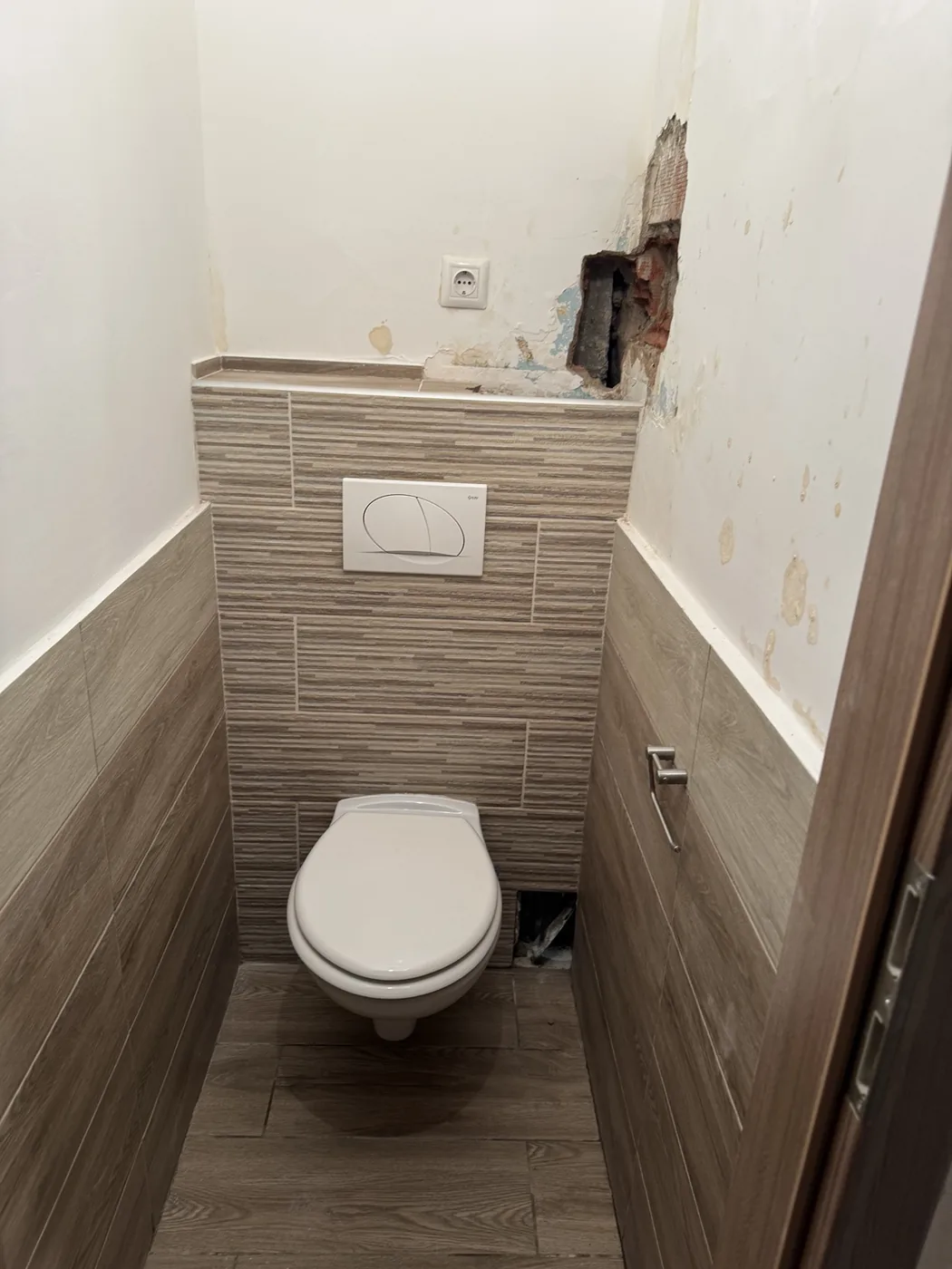 Fürdőszobai vízszerelés Budapest – WC tartály javításhoz kapcsolódó helyszíni hibafeltárás