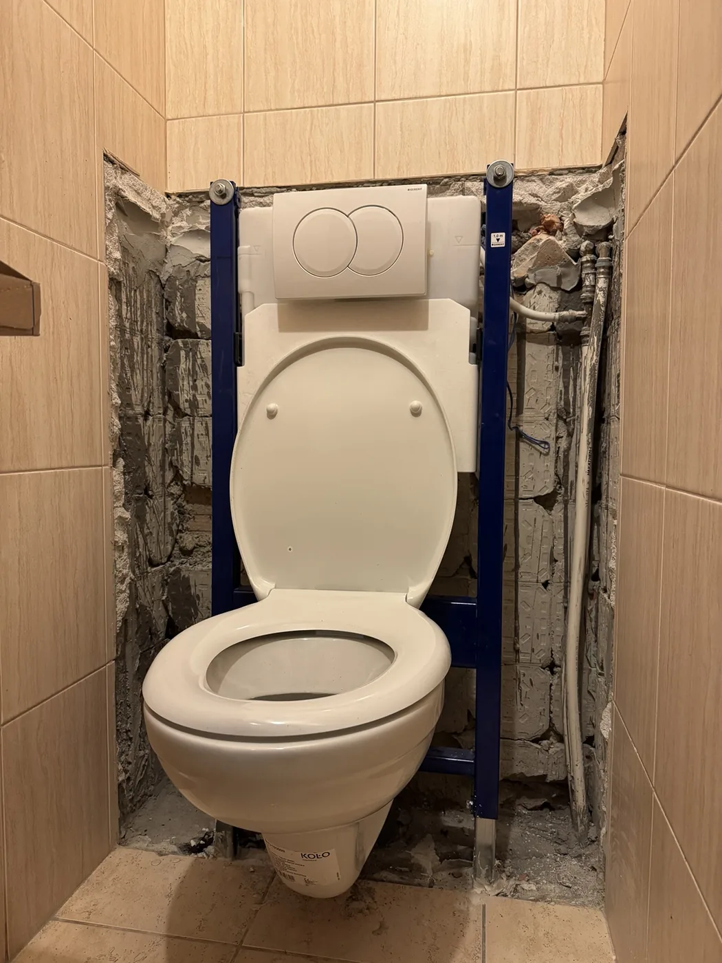 Geberit WC tartály javítás Budapest – nyomólap és belső szerkezet