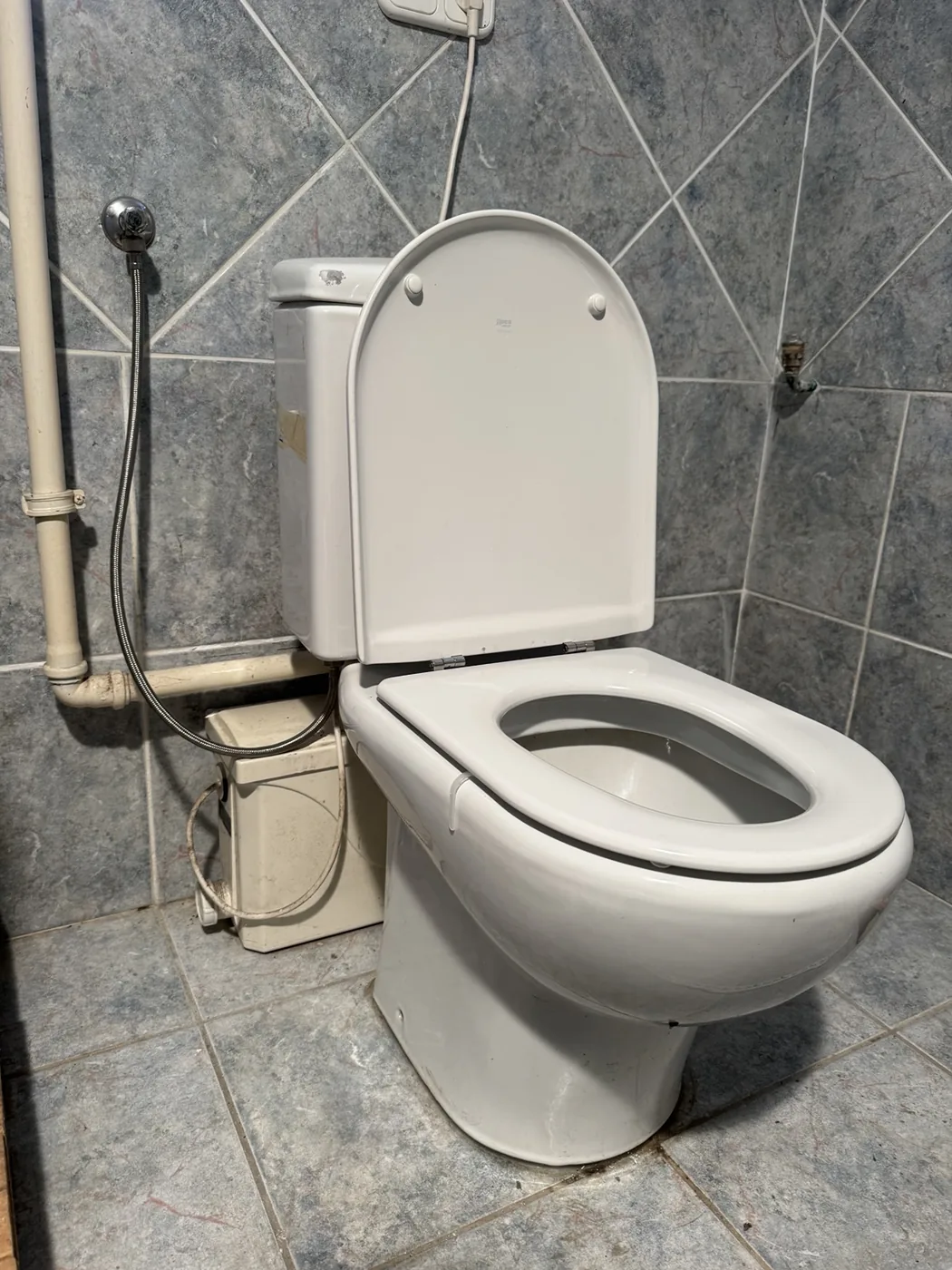 Monoblokkos WC tartály szerelés Budapest – tartály, ülőke és vízbekötés ellenőrzése